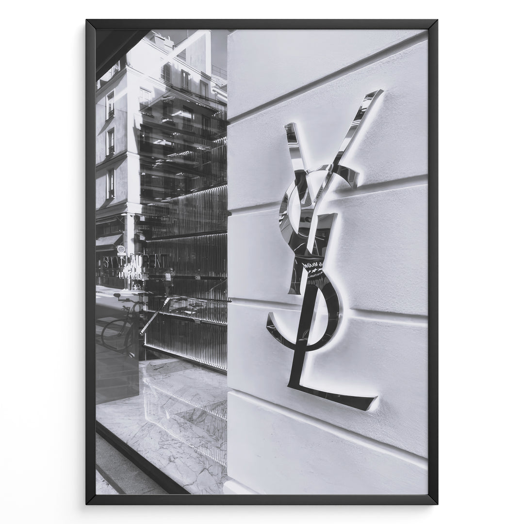 Fashion Plakat | Saint Laurent Paris Storefront – Monochrome Fashion Photography Plakaty.dk | Black and white image of a Saint Laurent Paris storefront featuring the reflective YSL logo on a textured exterior wall with modern architectural details.