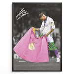 Load image into Gallery viewer, Sergio Ramos fodbold plakat i Real Madrid trøje med klubflag efter sejr på banen
