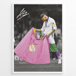 Load image into Gallery viewer, Sergio Ramos plakat som vægdekoration i værelse med Real Madrid motiv og sejrsmoment
