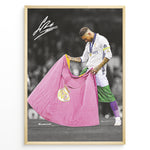 Load image into Gallery viewer, Detalje af Sergio Ramos plakat med Real Madrid farver og ikonisk sejrsscene
