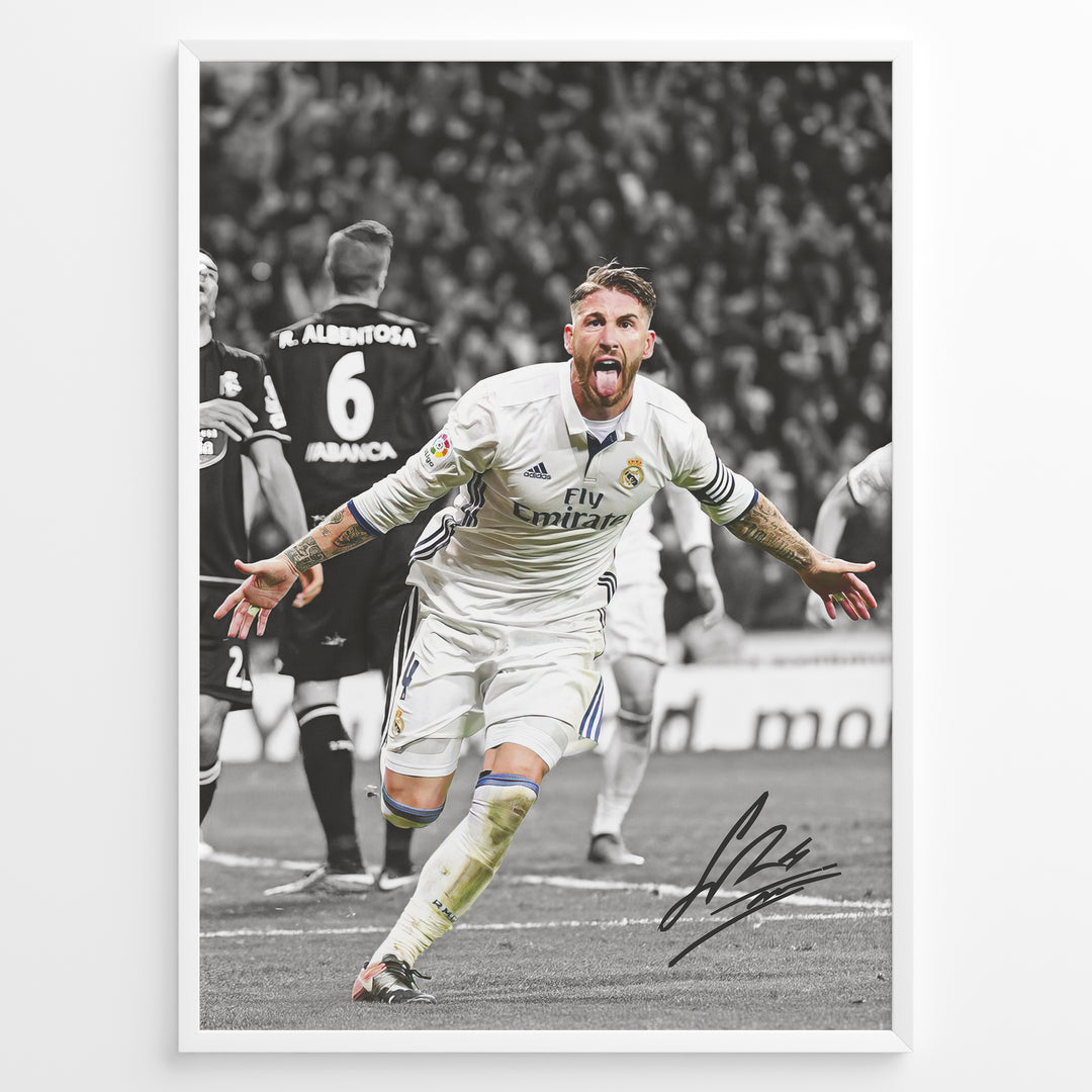 Sergio Ramos fodbold plakat i Real Madrid trøje hvor han jubler med armene bredt ud på banen.