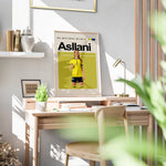 Load image into Gallery viewer, Kosovare Asllani plakat | Svensk landsholdstrøje i gult og blåt med stærk attitude og præstationer – perfekt til fans af kvindefodbold og Sverige
