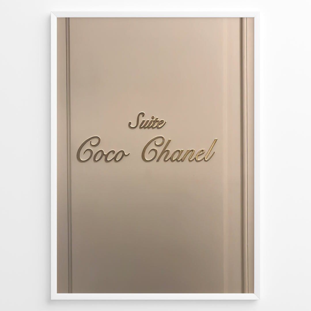 Fashion Plakat | Suite Coco Chanel Door Sign – Iconic Parisian Elegance Plakaty.dk | Beige door panel with elegant gold script reading “Suite Coco Chanel,” symbolizing luxury and Parisian elegance.