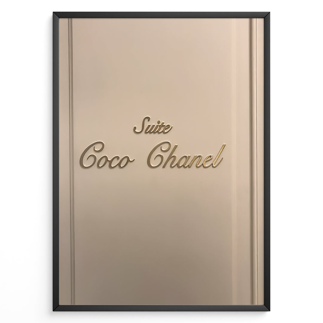 Fashion Plakat | Suite Coco Chanel Door Sign – Iconic Parisian Elegance Plakaty.dk | Beige door panel with elegant gold script reading “Suite Coco Chanel,” symbolizing luxury and Parisian elegance.