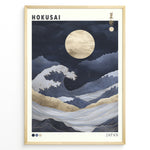 Load image into Gallery viewer, Japanske plakater | Modern gold and navy illustration of Hokusai’s Great Wave under a glowing full moon, with elegant Japanese and English text in a minimalist frame.
