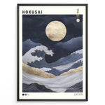 Load image into Gallery viewer, Japanske plakater | Modern gold and navy illustration of Hokusai’s Great Wave under a glowing full moon, with elegant Japanese and English text in a minimalist frame.
