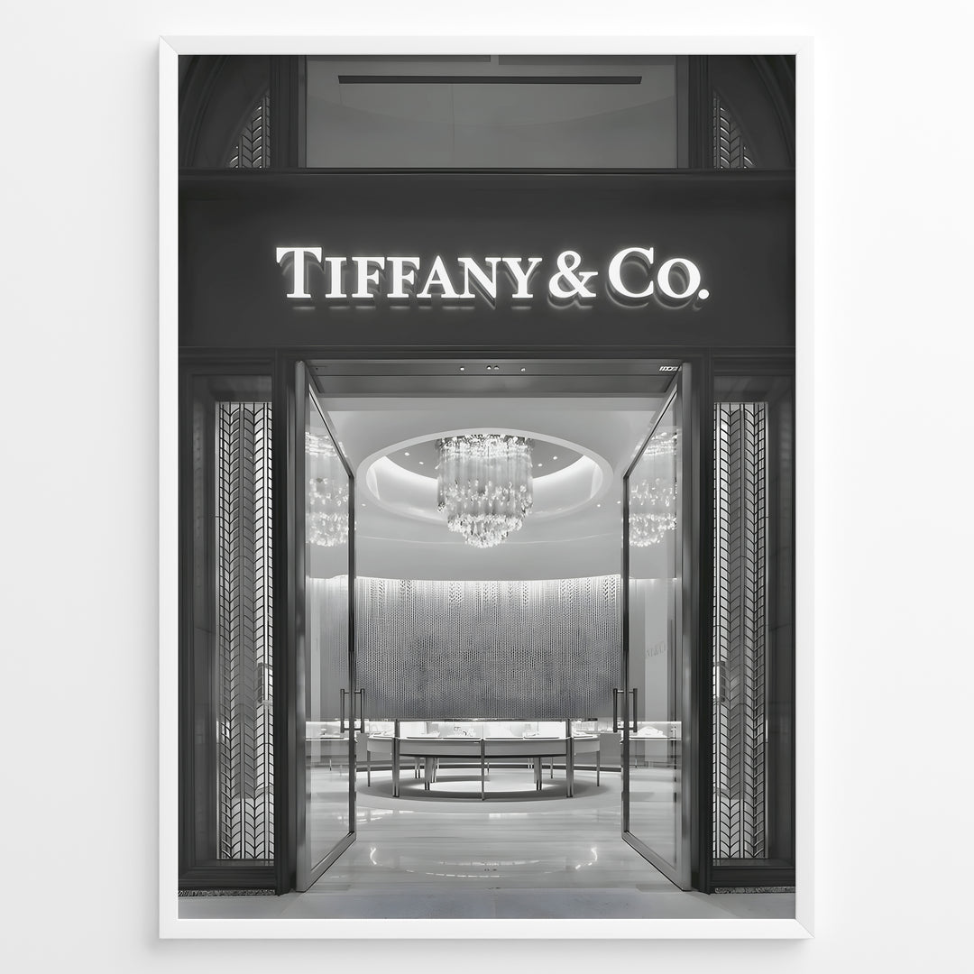 Fashion Plakat | Tiffany & Co. Entrance – Luxury Jewelry Store Poster in Black & White Plakaty.dk | Black and white photo of the Tiffany & Co. boutique entrance with glass doors, a chandelier inside, and the illuminated brand name above.