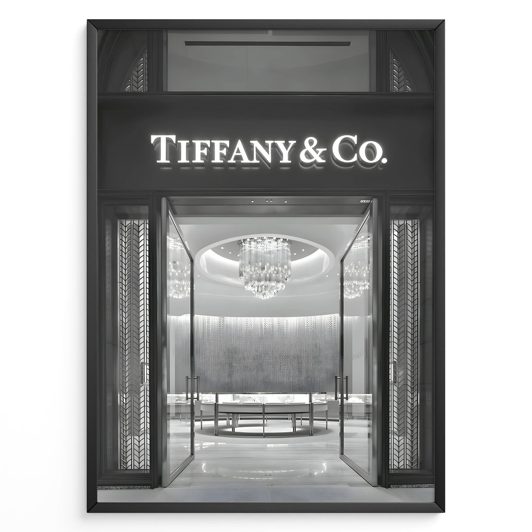 Fashion Plakat | Tiffany & Co. Entrance – Luxury Jewelry Store Poster in Black & White Plakaty.dk | Black and white photo of the Tiffany & Co. boutique entrance with glass doors, a chandelier inside, and the illuminated brand name above.