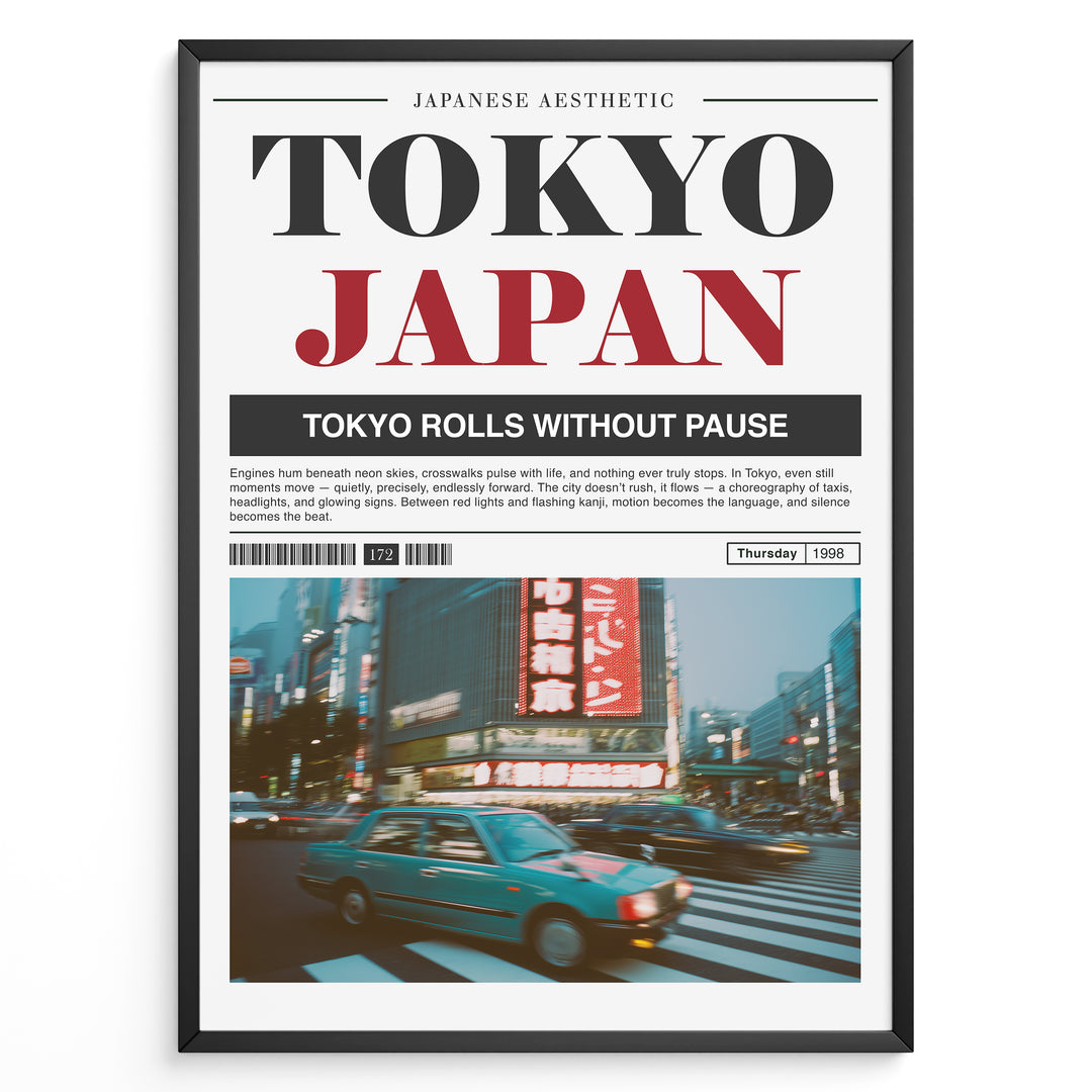 Japanske plakater | Blurred motion photograph of cars crossing a busy intersection in Tokyo at dusk, with bright neon signs and tall buildings in the background, framed by a poster layout with the text "TOKYO JAPAN" and a description of Tokyo’s city life.