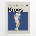 Load image into Gallery viewer, Toni Kroos fodbold plakater | Real Madrid-stjerne i hvid hjemmebanetrøje, klar til at aflevere bolden. Minimalistisk design.
