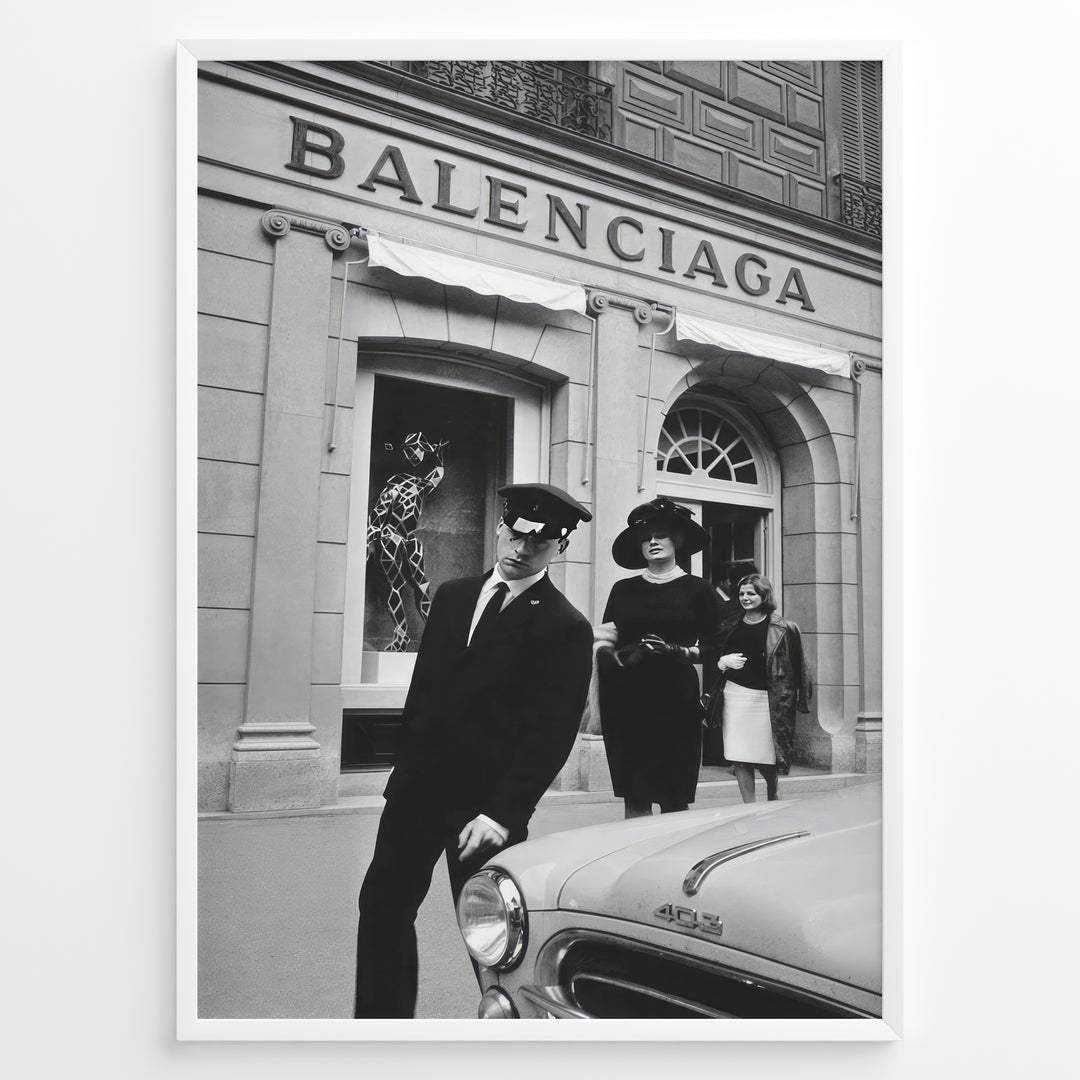 Fashion Plakat | Vintage Balenciaga Boutique – Paris Street Fashion Poster Plakaty.dk | Black and white photo of the Balenciaga boutique in Paris with a chauffeur, two stylish women, and a vintage car in the foreground.