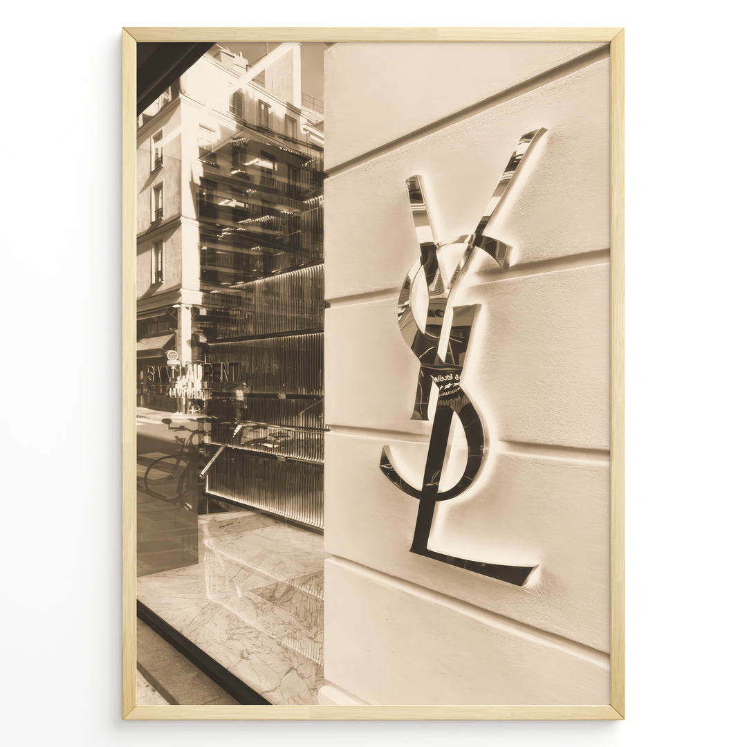 Fashion Plakat | Yves Saint Laurent Sepia Storefront – Vintage Luxury Wall Art Plakaty.dk | Sepia-toned photo of the Yves Saint Laurent storefront with a prominent YSL logo on a white wall and reflections of the cityscape in the background.