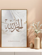 Load image into Gallery viewer, Alhamdulillah calligraphy med hvid og begie baggrund | Islamisk plakater | Plakaty.dk 
