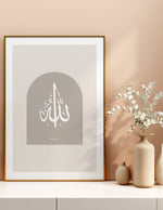 Load image into Gallery viewer, Allah (swt) calligraphy med grå og beige baggrund | Islamisk plakater | Plakaty.dk 
