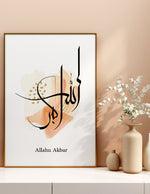 Load image into Gallery viewer, Allah-u akbar calligraphy med hvid og orange baggrund | Islamisk plakater | Plakaty.dk 
