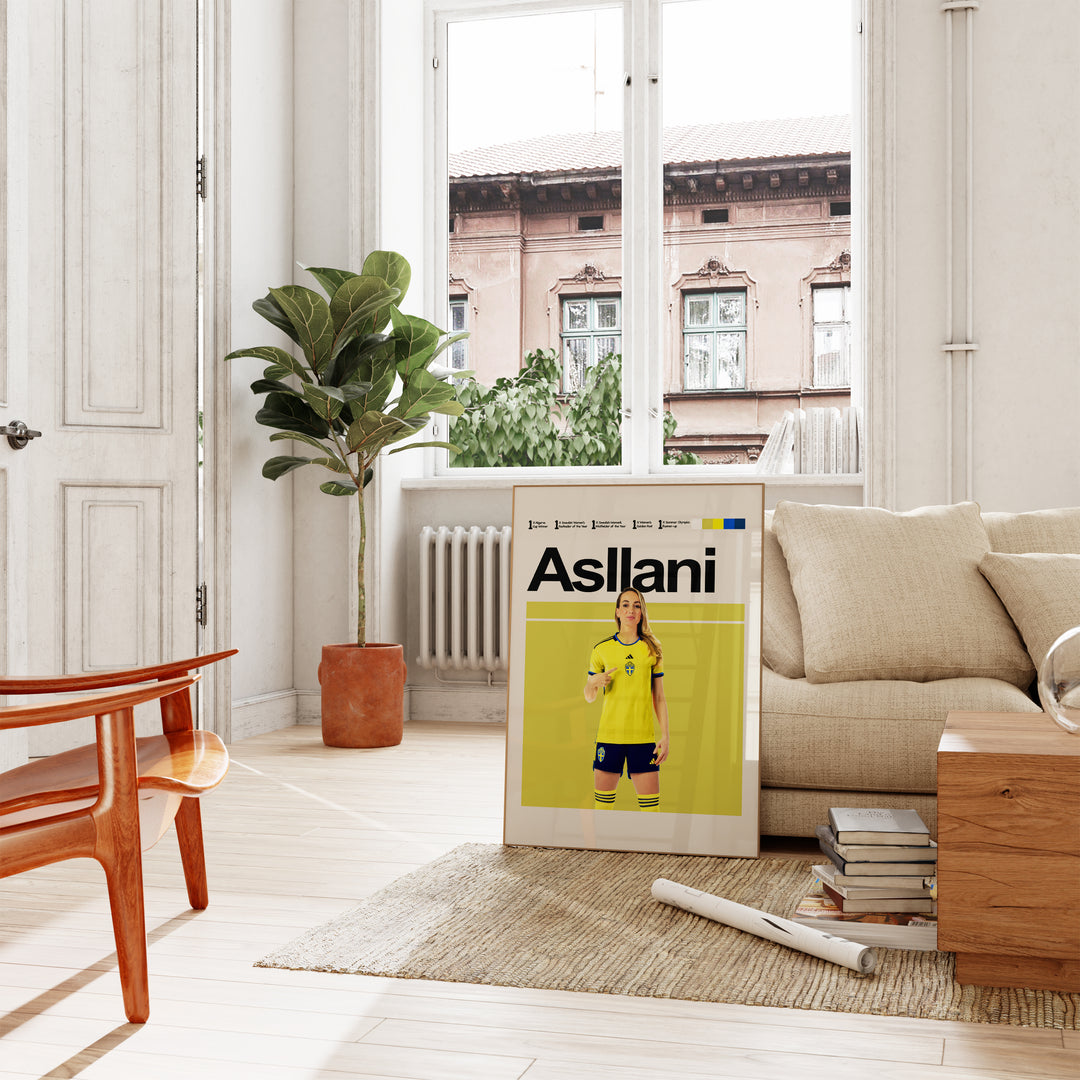 Kosovare Asllani plakat | Svensk landsholdstrøje i gult og blåt med stærk attitude og præstationer – perfekt til fans af kvindefodbold og Sverige