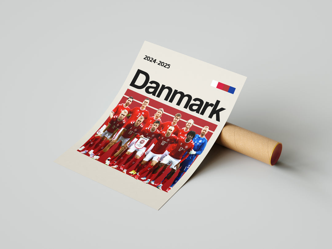 Holdfoto | Danmark landshold fodboldplakat 2024-2025 i klassiske røde trøjer – perfekt til fans af det danske nationalteam.