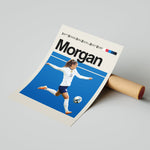 Load image into Gallery viewer, Alex Morgan plakat | USA landsholdstrøje i hvid og blå under kraftfuldt spark – ideel til fans af kvindefodbold og amerikansk sport
