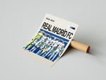 Load image into Gallery viewer, Real Madrid holdfoto plakat | Real Madrid 2024-2025 i hvidt kampkit, samlet i opstilling før kamp – klar til Champions League-triumf.
