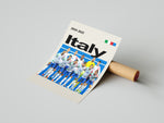 Load image into Gallery viewer, Holdfoto | Italy fodboldplakat 2024-2025 med italienske spillere i hvide og blå trøjer – elegant design til fans af Italien.
