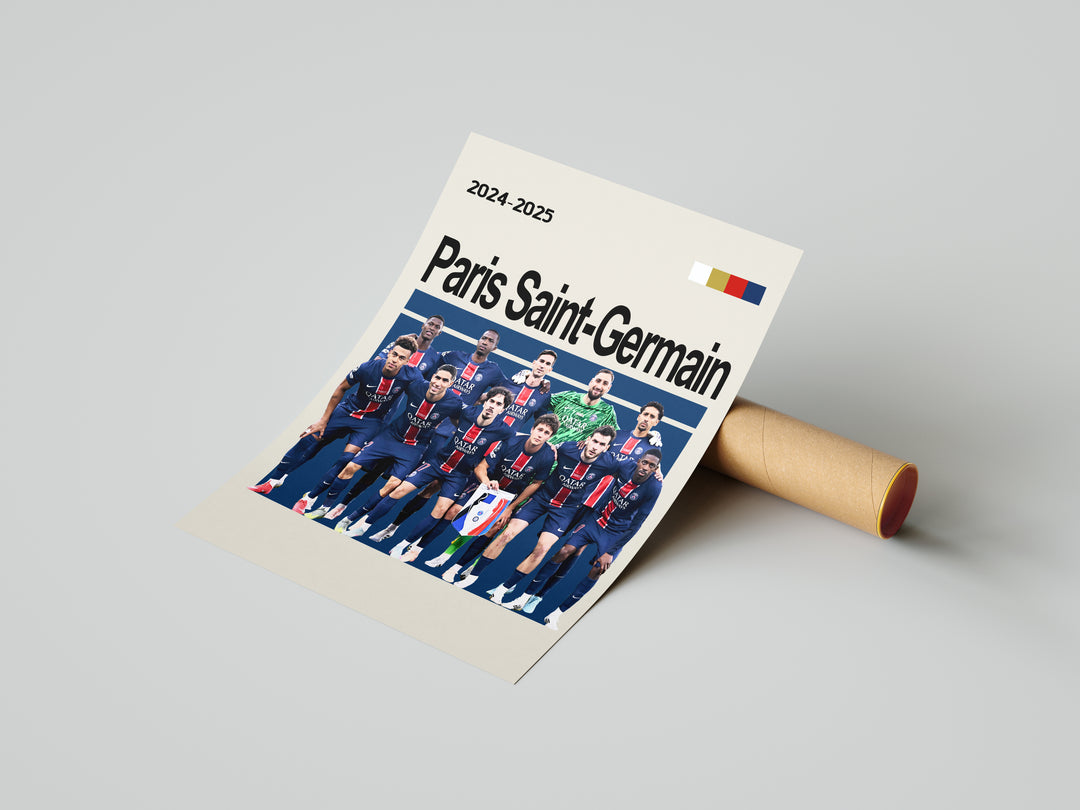 Paris Saint-Germain holdfoto plakat | PSG 2024-2025 i mørkeblå hjemmebanetrøjer med røde og hvide striber og spillere i klar formation.