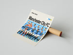 Load image into Gallery viewer, Manchester City FC holdfoto plakat | Spillerne står i lyseblå hjemmebanetrøjer 2024-2025 med intense udtryk og holdskjold.
