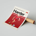 Load image into Gallery viewer, Pernille Harder Kvinde fodbold plakater | Danmark landsholdstrøje i rød med aktion og fokus – perfekt til fans af kvindefodbold og dansk landshold
