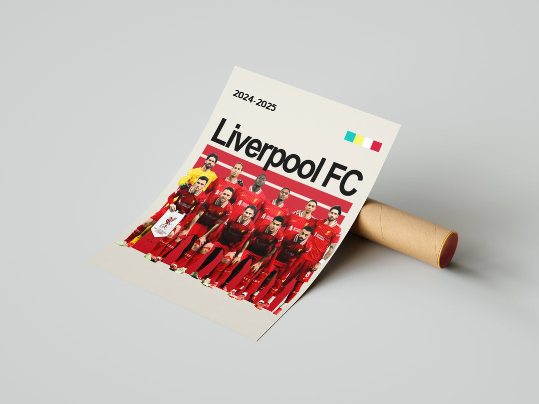 Holdfoto | Liverpool FC fodboldplakat 2024-2025 med røde spillertrøjer og ikonisk klubdesign – en stærk plakat til ægte fans.