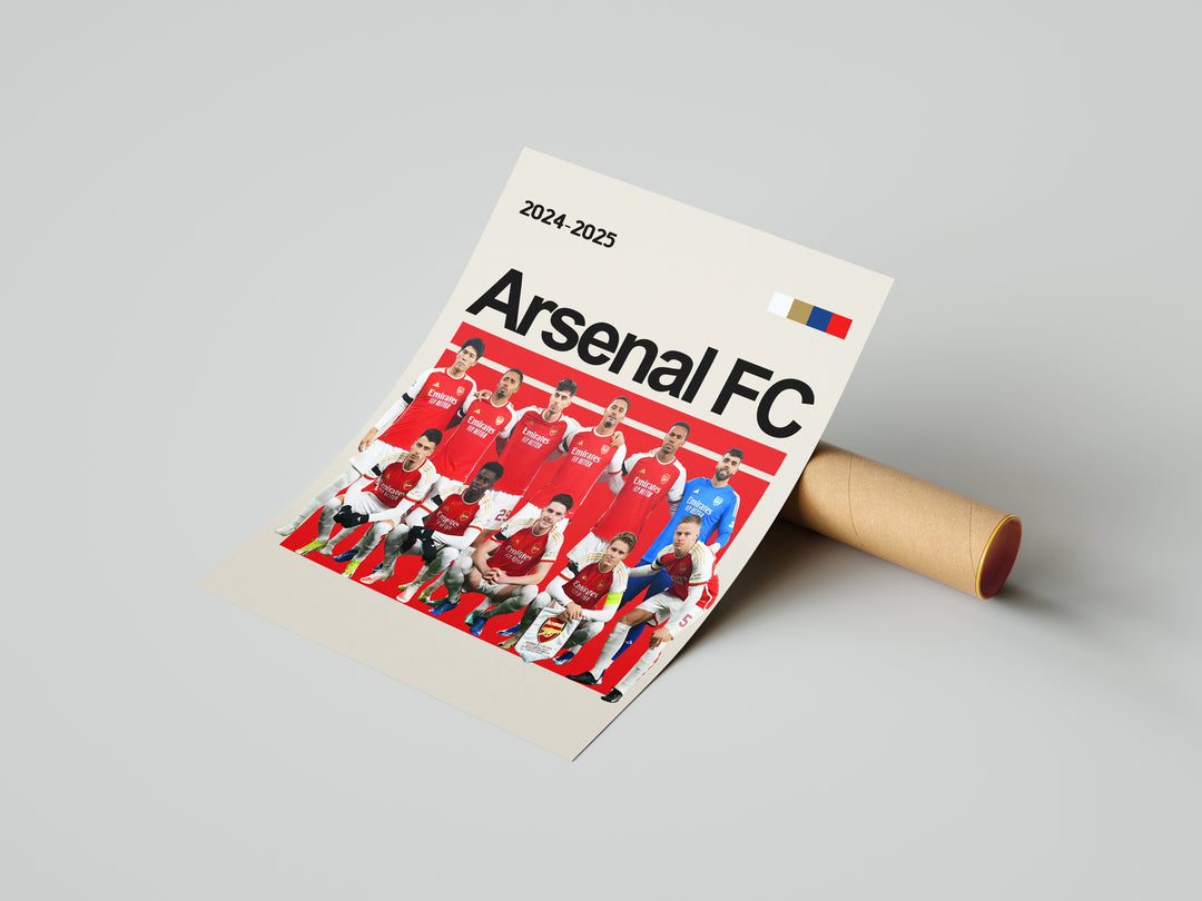 Holdfoto | Arsenal FC fodboldplakat 2024-2025 med holdopstilling i rød og hvid trøje – perfekt gave til enhver Arsenal-fan.