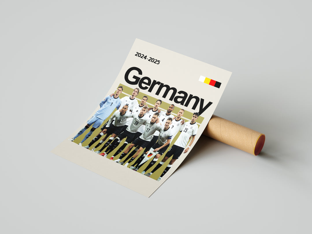Holdfoto | Germany fodboldplakat 2024-2025 med spillere i hvid-sorte trøjer – stilrent design til alle Tyskland-fans.