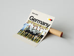 Load image into Gallery viewer, Holdfoto | Germany fodboldplakat 2024-2025 med spillere i hvid-sorte trøjer – stilrent design til alle Tyskland-fans.
