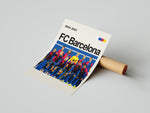 Load image into Gallery viewer, Holdfoto | FC Barcelona fodboldplakat 2024-2025 med hele holdet i blå-rød hjemmebanetrøje – perfekt som gave eller vægpynt.
