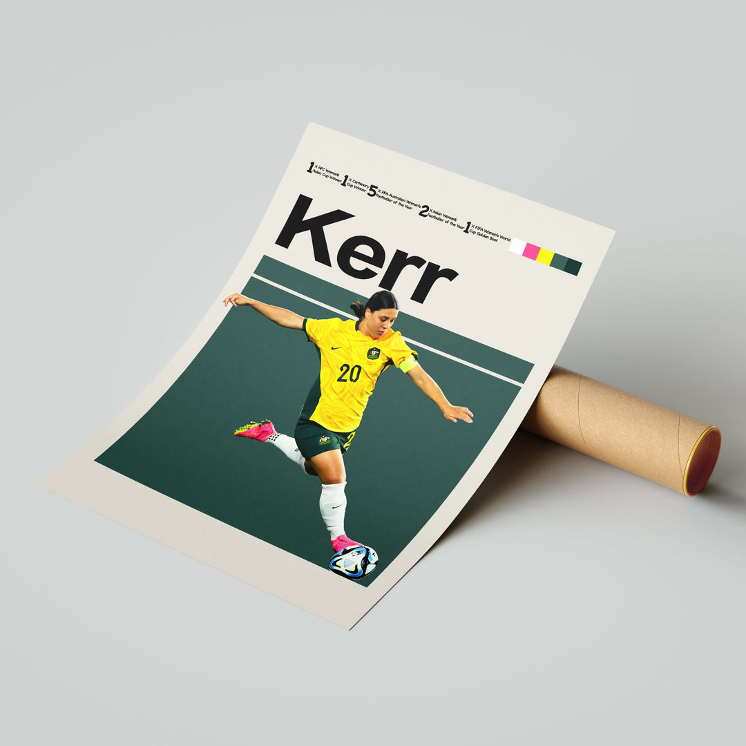 Sam Kerr Kvinde fodbold plakater | Australien landsholdstrøje i gul og grøn med kraftfuldt spark – perfekt til fans af kvindefodbold og Matildas