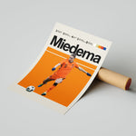 Load image into Gallery viewer, Vivianne Miedema Kvinde fodbold plakater | Holland landsholdstrøje i orange med fokus og boldkontrol – perfekt til fans af kvindefodbold og Oranje
