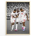 Load image into Gallery viewer, Bukayo Saka, Kobbie Mainoo og Reece James plakat i Englands landsholdstrøjer med moderne sort-hvid baggrund
