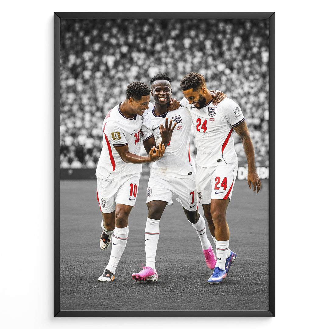 Bukayo Saka, Kobbie Mainoo og Reece James plakat i Englands landsholdstrøjer med moderne sort-hvid baggrund