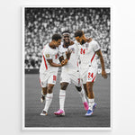 Load image into Gallery viewer, Bukayo Saka, Kobbie Mainoo og Reece James plakat i Englands landsholdstrøjer med moderne sort-hvid baggrund
