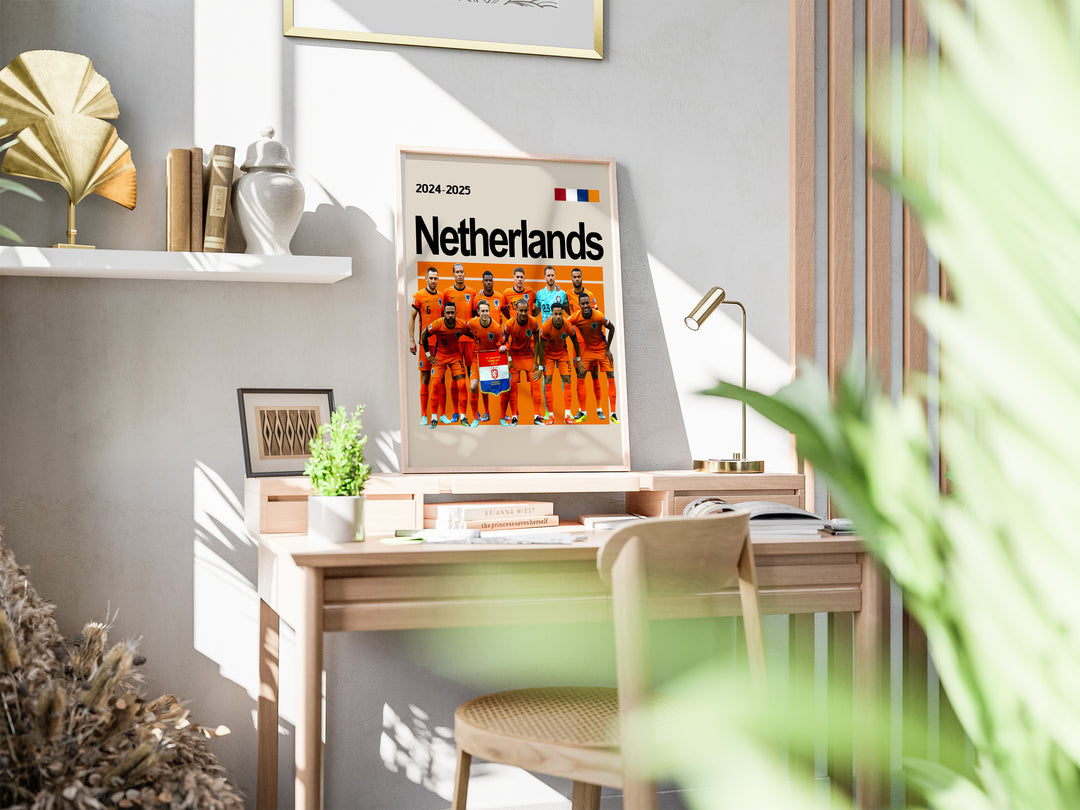 Netherlands holdfoto plakat | Hollandsk landshold 2024-2025 i orange hjemmebanetrøjer med holdskjold og stærke udtryk.