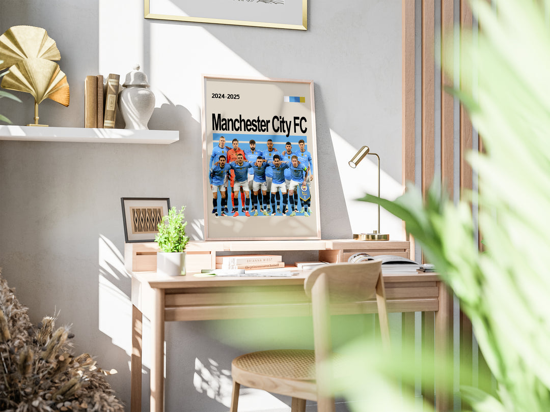 Manchester City FC holdfoto plakat | Spillerne står i lyseblå hjemmebanetrøjer 2024-2025 med intense udtryk og holdskjold.