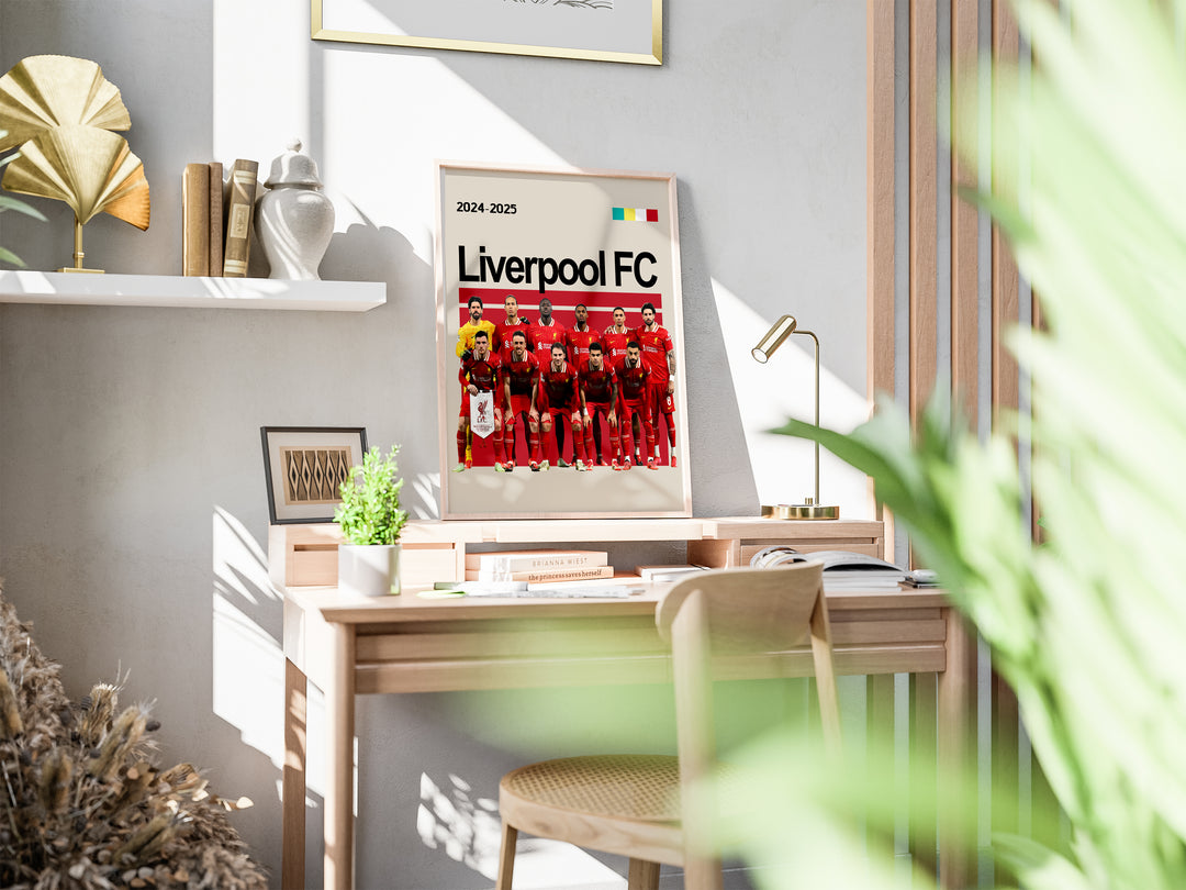 Holdfoto | Liverpool FC fodboldplakat 2024-2025 med røde spillertrøjer og ikonisk klubdesign – en stærk plakat til ægte fans.
