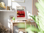 Load image into Gallery viewer, Holdfoto | Liverpool FC fodboldplakat 2024-2025 med røde spillertrøjer og ikonisk klubdesign – en stærk plakat til ægte fans.
