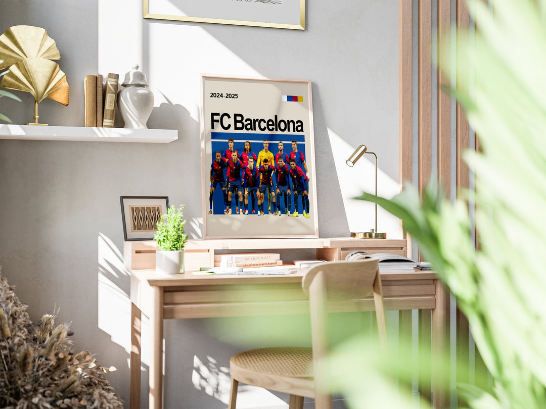 Holdfoto | FC Barcelona fodboldplakat 2024-2025 med hele holdet i blå-rød hjemmebanetrøje – perfekt som gave eller vægpynt.