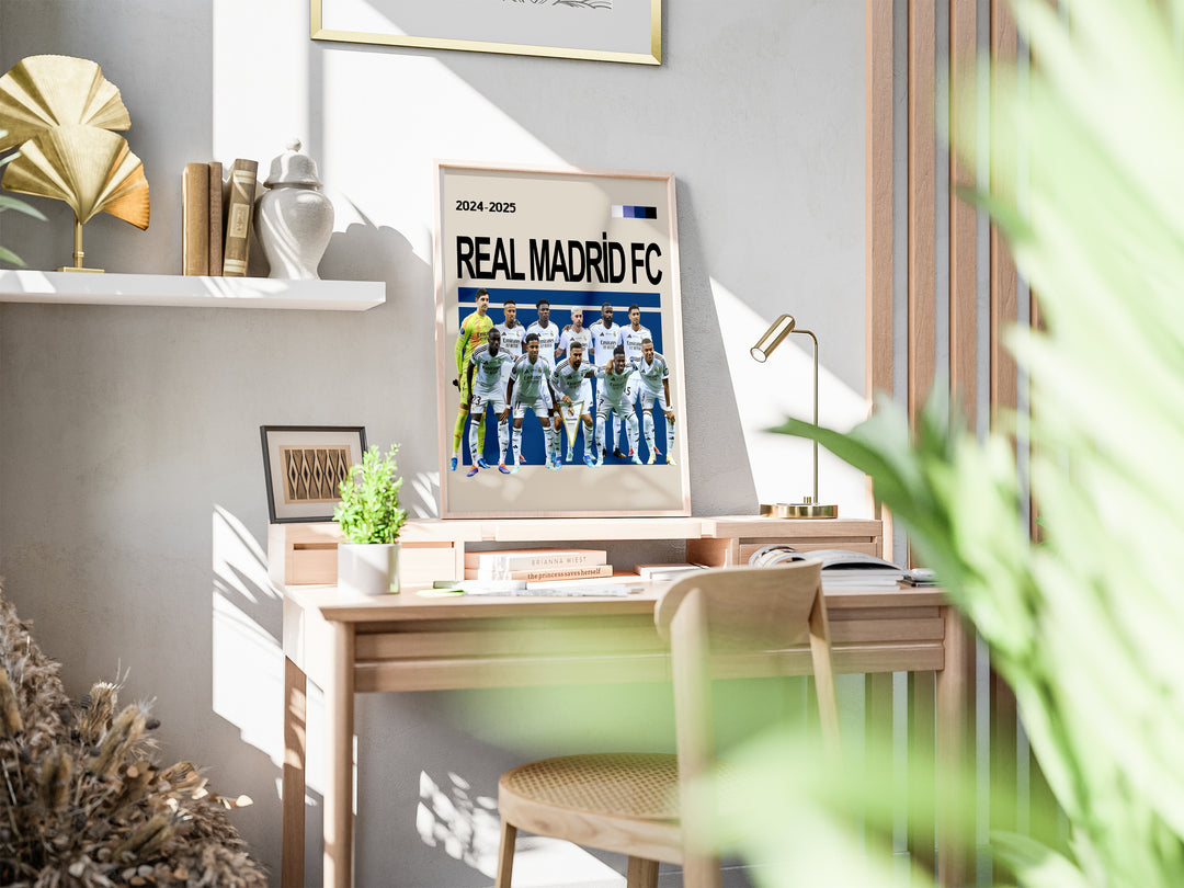 Real Madrid holdfoto plakat | Real Madrid 2024-2025 i hvidt kampkit, samlet i opstilling før kamp – klar til Champions League-triumf.