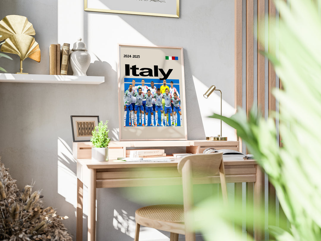 Holdfoto | Italy fodboldplakat 2024-2025 med italienske spillere i hvide og blå trøjer – elegant design til fans af Italien.
