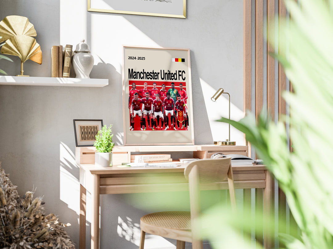 Manchester United FC holdfoto plakat | Spillerne i røde hjemmebanetrøjer 2024-2025 med holdskjold foran og fokuserede udtryk.