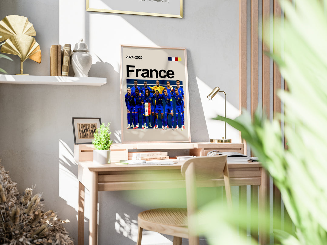 Holdfoto | France fodboldplakat 2024-2025 med spillere i blå trøjer – perfekt til fans af det franske nationalhold.