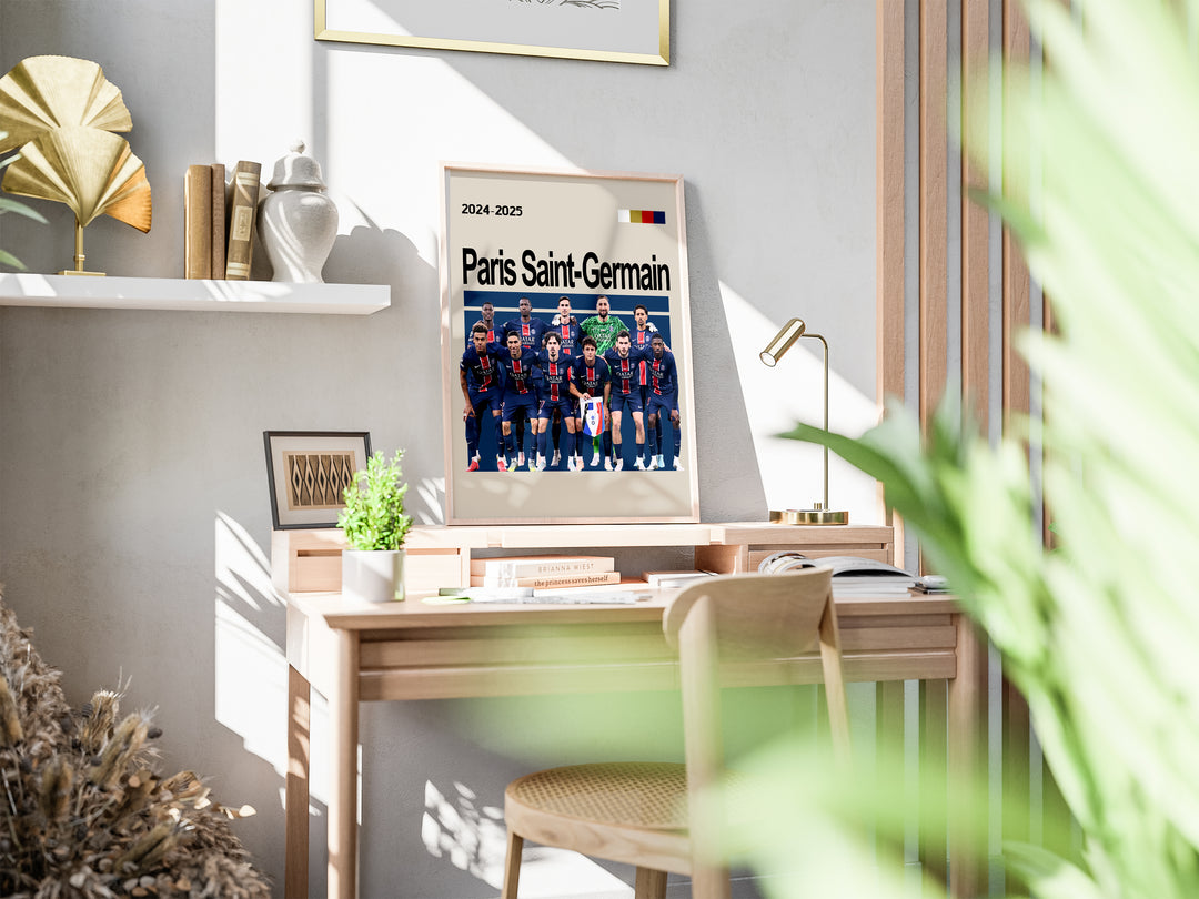 Paris Saint-Germain holdfoto plakat | PSG 2024-2025 i mørkeblå hjemmebanetrøjer med røde og hvide striber og spillere i klar formation.