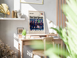 Load image into Gallery viewer, Paris Saint-Germain holdfoto plakat | PSG 2024-2025 i mørkeblå hjemmebanetrøjer med røde og hvide striber og spillere i klar formation.
