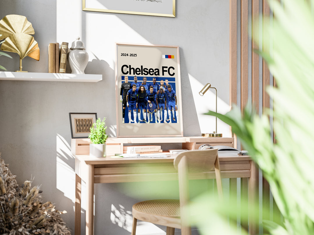 Holdfoto | Chelsea FC fodboldplakat 2024-2025 med hele truppen i blå trøjer – ideel vægdekoration til fans af Chelsea og engelsk fodbold.