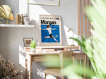 Load image into Gallery viewer, Alex Morgan plakat | USA landsholdstrøje i hvid og blå under kraftfuldt spark – ideel til fans af kvindefodbold og amerikansk sport
